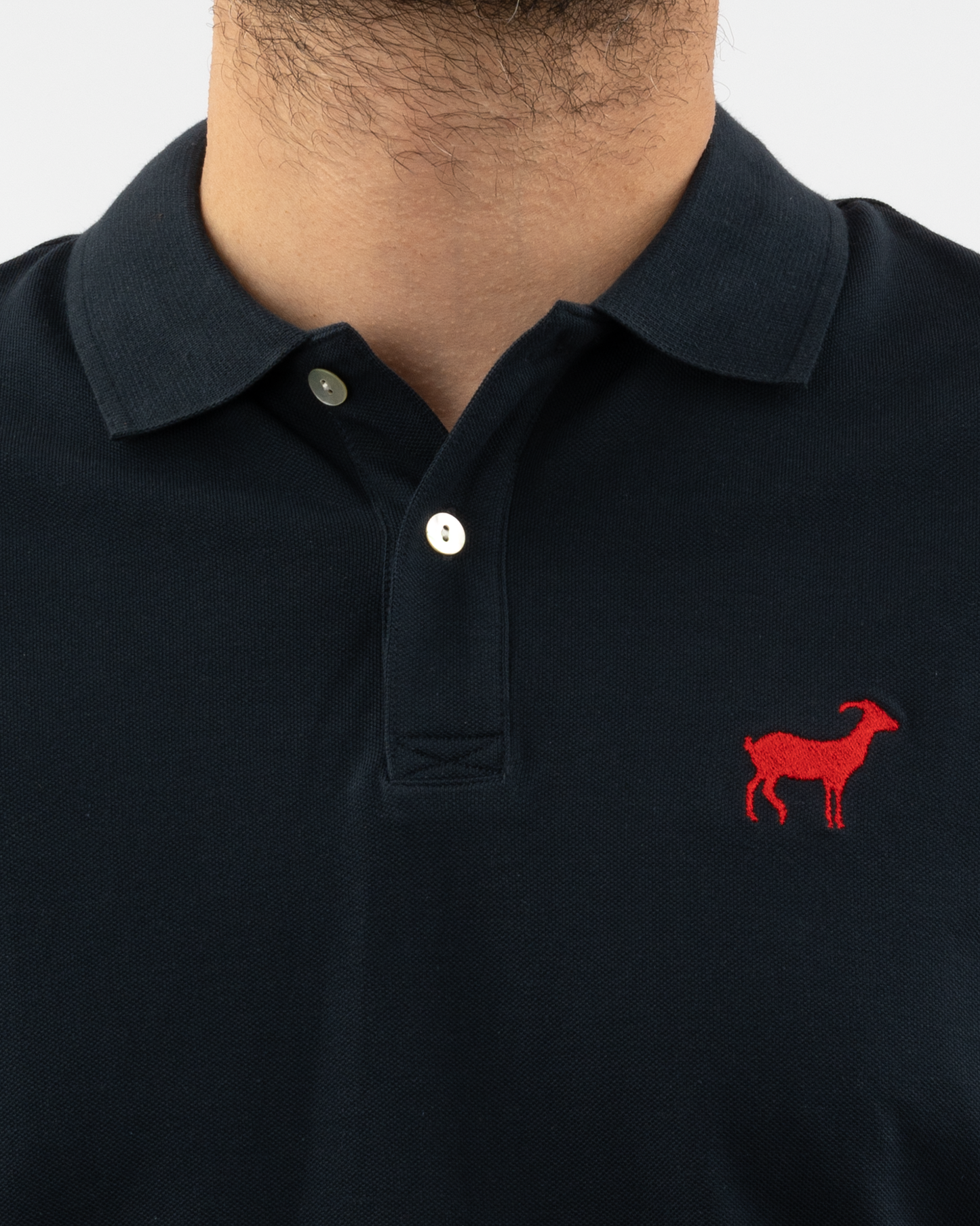 THE MOTLEY GOAT polo μπλούζα σε μπλέ σκούρο
