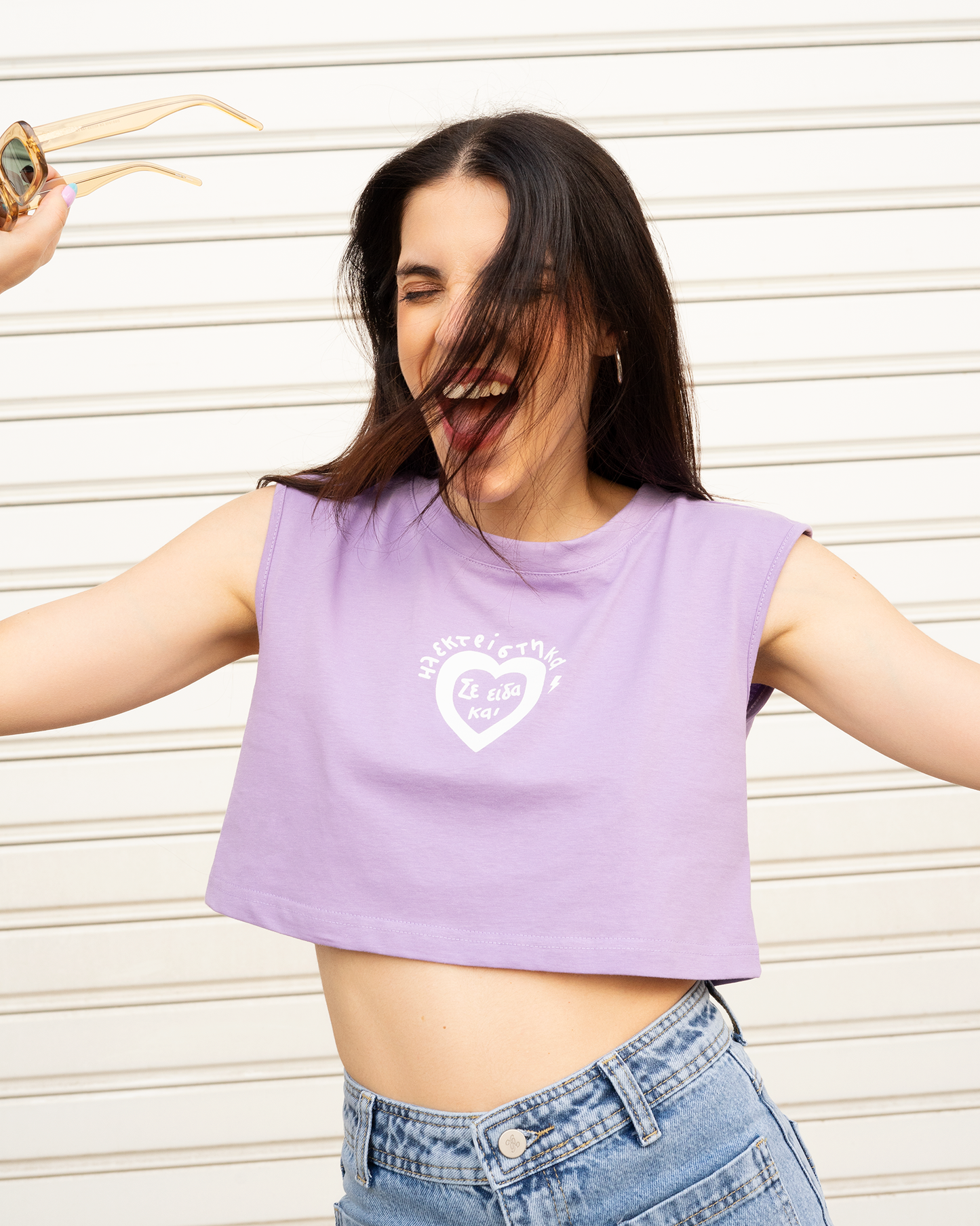 HAZELNUT κοντομάνικη crop μπλούζα με τύπωμα 'Ηλεκτρίστηκα'