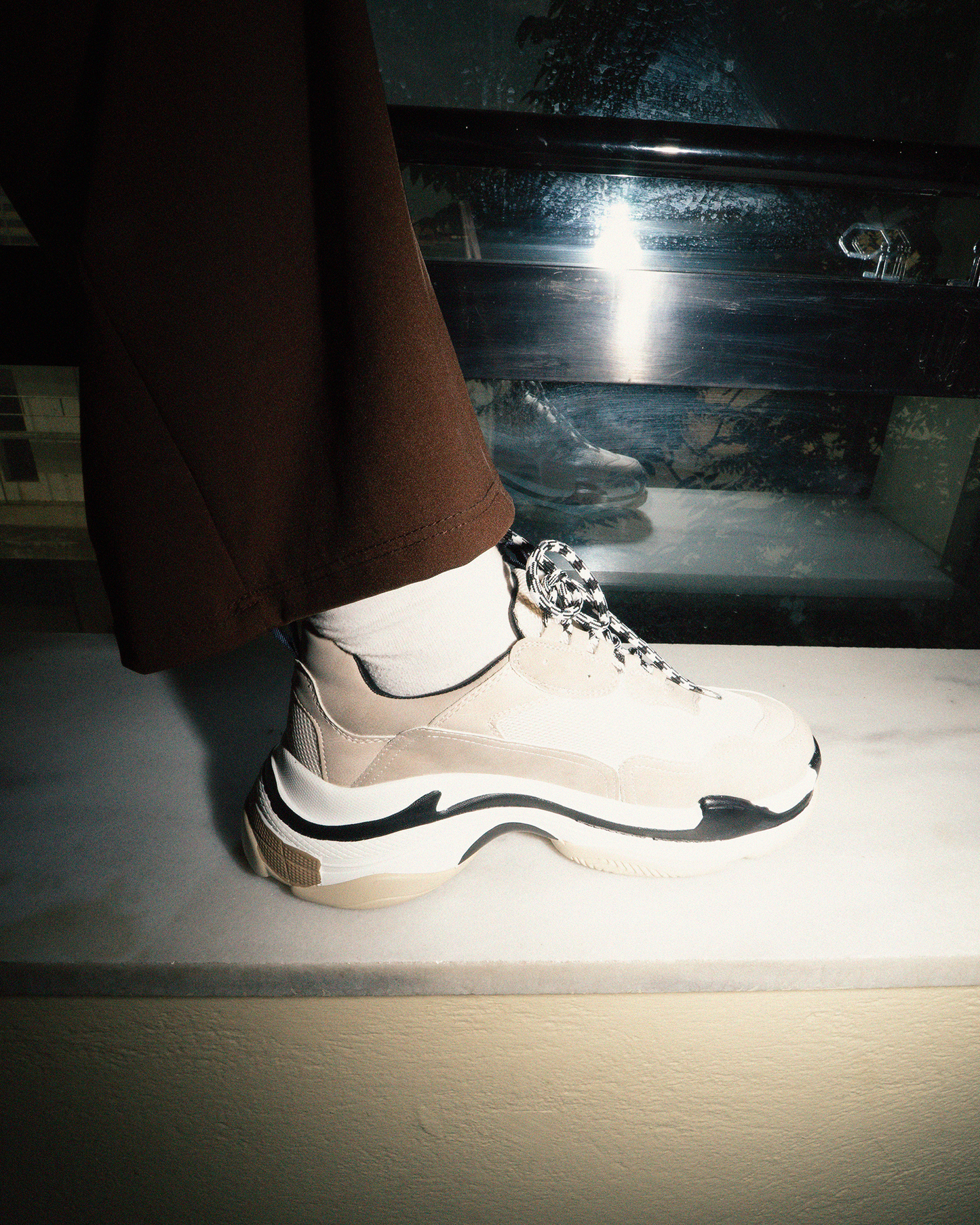 ENVIE sneaker σε μπεζ με μαύρες λεπτομέρειες