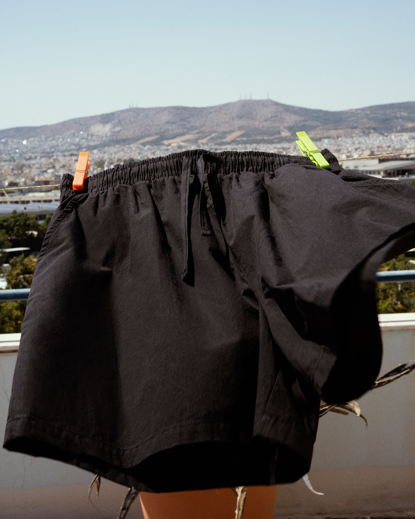 4TAILORS μαύρο σορτς με λάστιχο στη μέση