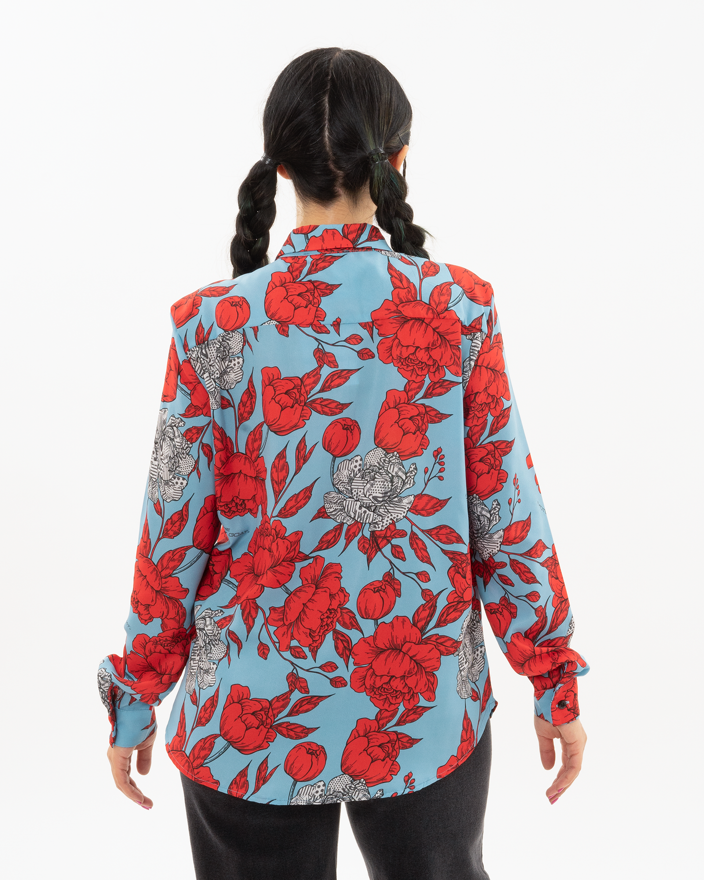 THE MOTLEY GOAT πουκάμισο φλοράλ σε μπλε με κόκκινα λουλούδια