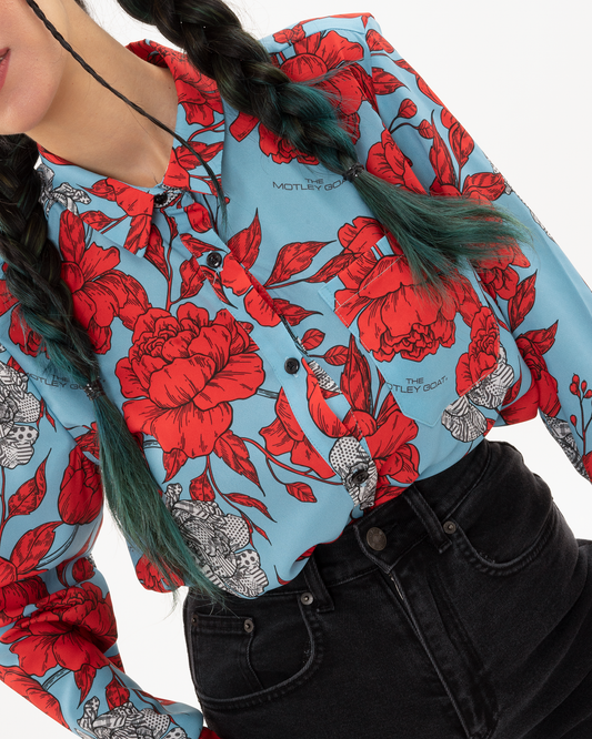 THE MOTLEY GOAT πουκάμισο φλοράλ σε μπλε με κόκκινα λουλούδια