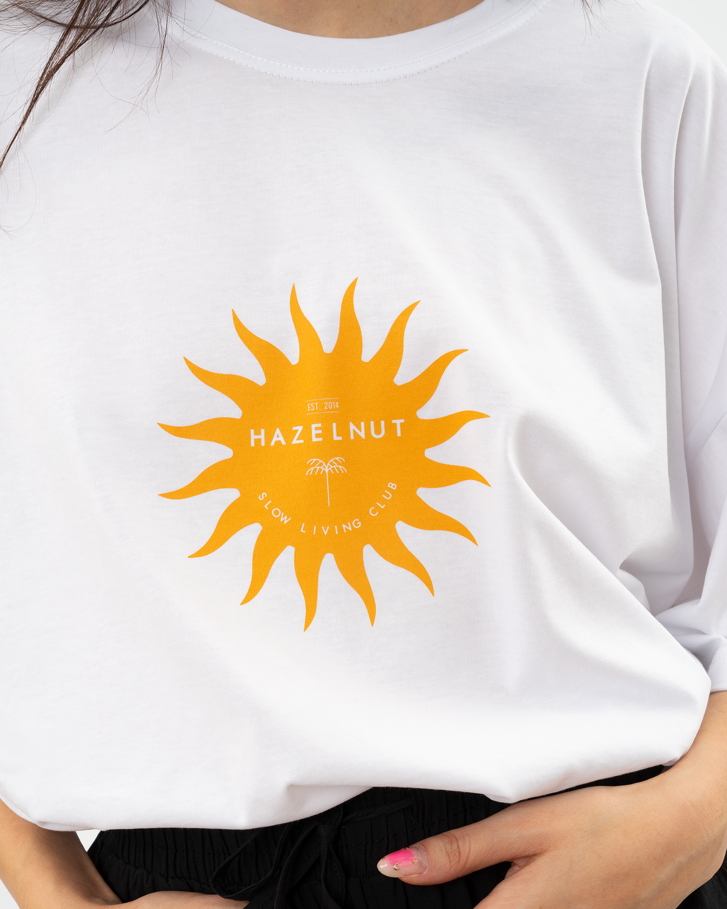 HAZELNUT λευκή oversized μπλούζα με τύπωμα Τhe Sun