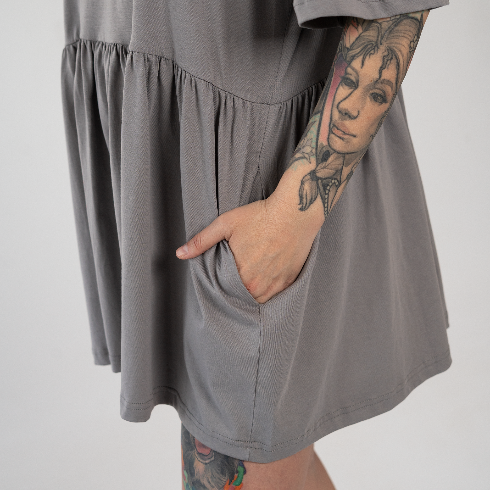 S(-><-)O gray mini dress